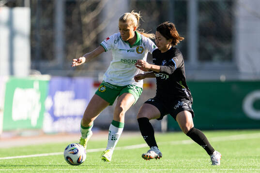 Hammarbys Smilla Holmberg och Växjö DFFs Miho Kamogawa
