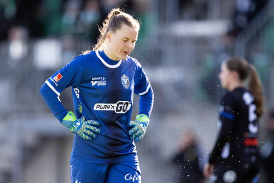 Växjö DFFs målvakt Maja Bay Østergaard deppar