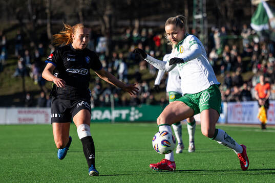 Växjö DFFs Helmi Raijas och Hammarbys Anna Jøsendal
