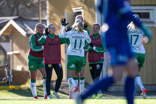 Hammarbys Ellen Wangerheim jublar med Emilie Joramo
