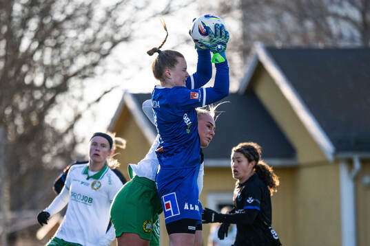 Växjö DFFs målvakt Maja Bay Østergaard och Hammarbys