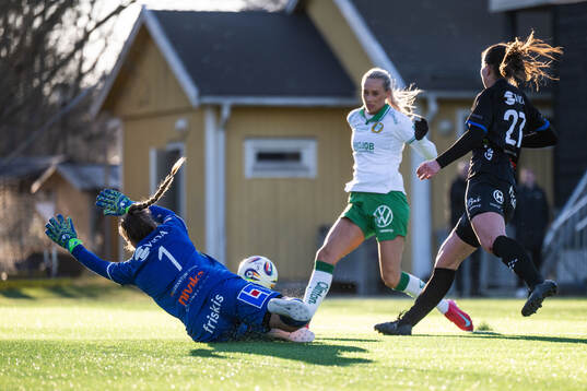 Hammarbys Ellen Wangerheim mot Växjö DFFs målvakt Maja