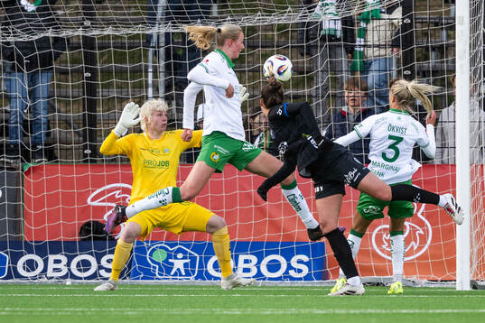 Växjö DFFs Bryndis Arna Nielsdottir mot Hammarbys