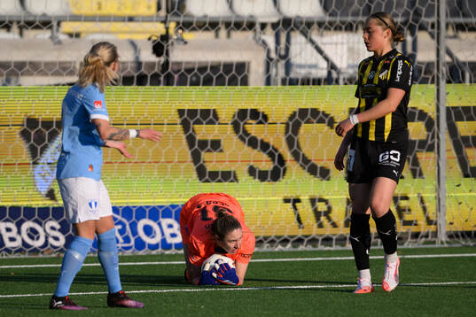 Malmös målvakt Moa Öhman och Häckens Paulina Nyström