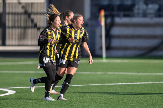 Häckens  Hikaru Kitagawa och Emilie Byrnak jublar