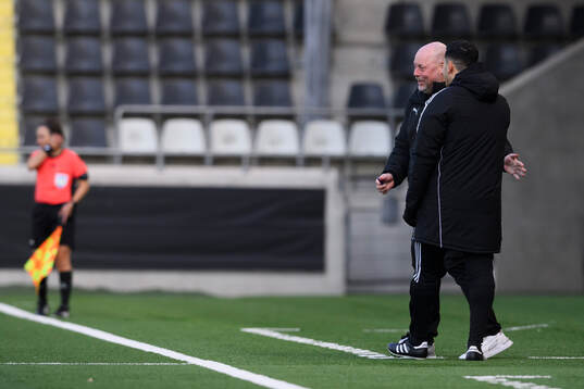 Malmös tränare Jonas Valfridsson och  fjärdedomare