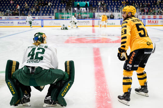 Färjestads målvakt Anders Lindbäck och Skellefteås Luke