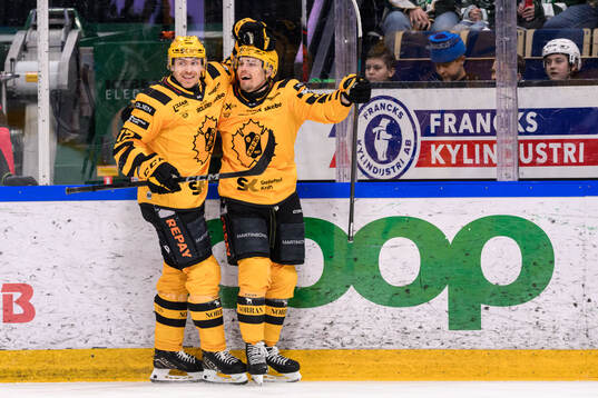 Skellefteås Pär Lindholm och Andreas Johnson jublar