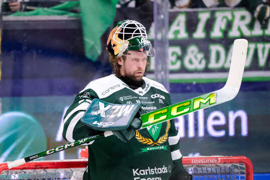 Färjestads målvakt Anders Lindbäck deppar