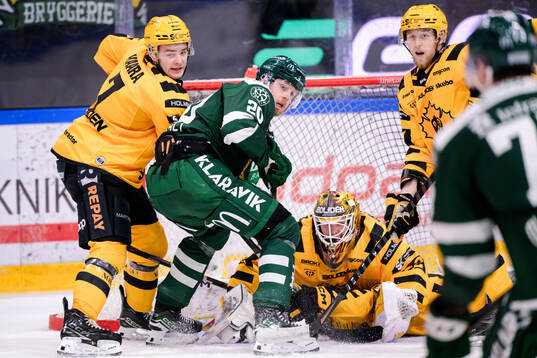 Skellefteås Frans Haara och målvakt Linus Söderström
