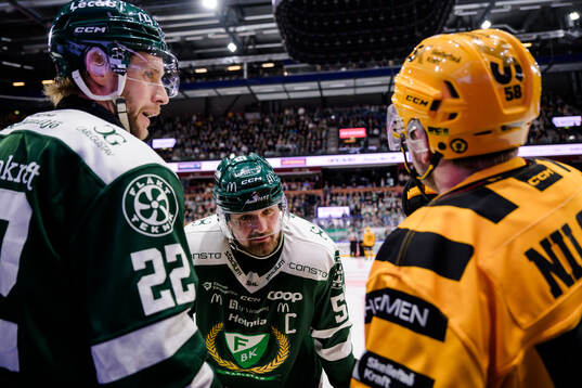 Färjestads Per Åslund och Linus Johansson i samtal med