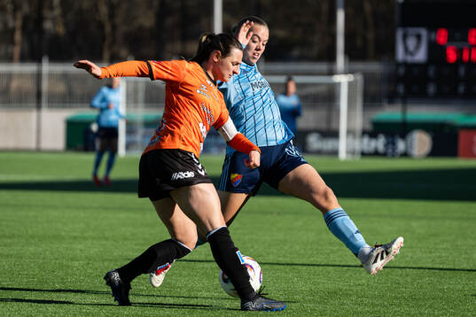 Kristianstads Emma Petrovic och Djurgårdens Elin Westlund