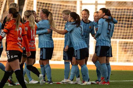 Djurgårdens Pauline Hammarlund jublar med lagkamrater