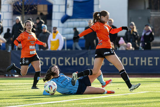 Djurgårdens Pauline Hammarlund och Kristianstads Sofia