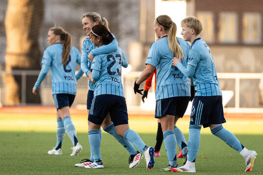 Djurgårdens Urara Watanabe jublar med Mimmi Larsson