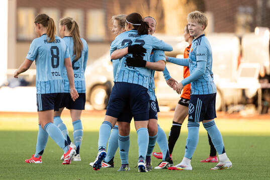 Djurgårdens Urara Watanabe jublar med Therese Åsland