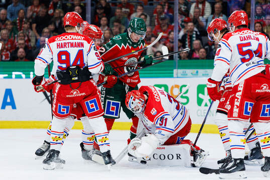 Frölundas Filip Cederqvist och Timrås målvakt Tim Juel