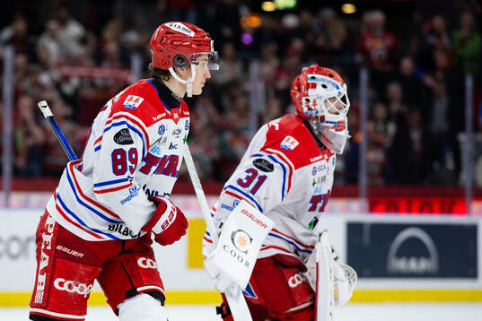 Timrås Oliver Kapanen och målvakt Tim Juel  deppar
