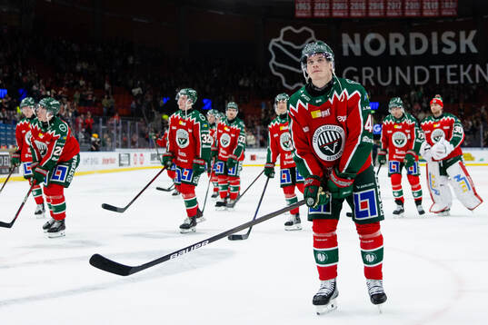 Frölundas Dominik Egli jublar och tackar publiken