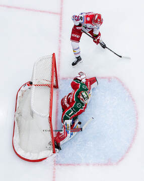 Frölundas målvakt Lars Johansson med en räddning