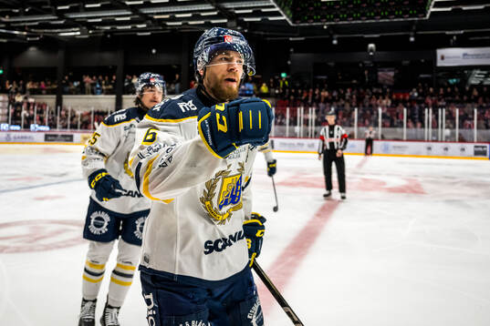 Södertäljes Olli Vainio jublar
