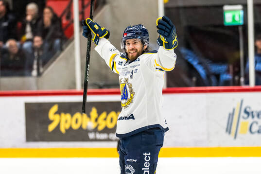 Södertäljes Olli Vainio jublar
