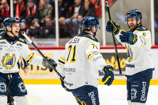 Södertäljes Olli Vainio jublar