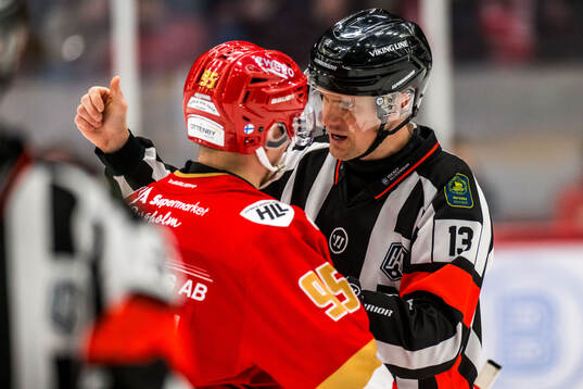 Kalmars Teemu Väyrynen och Domare Stefan Leijonklo