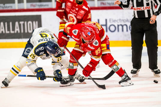 Södertäljes Hampus Harlestam och Kalmars Teemu Väyrynen