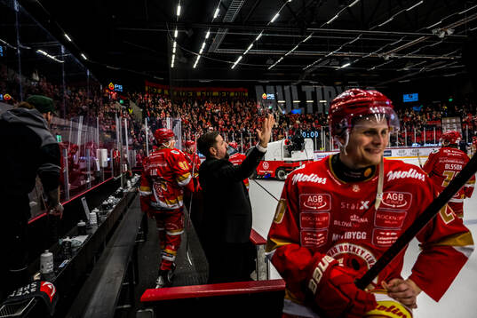 Kalmars huvudtränare Viktor Tuurala reagerar på ett