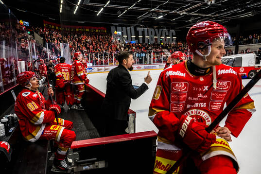 Kalmars huvudtränare Viktor Tuurala reagerar på ett