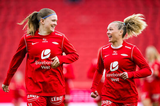 Signe Gaupset and Karoline Haugland of Brann warms up