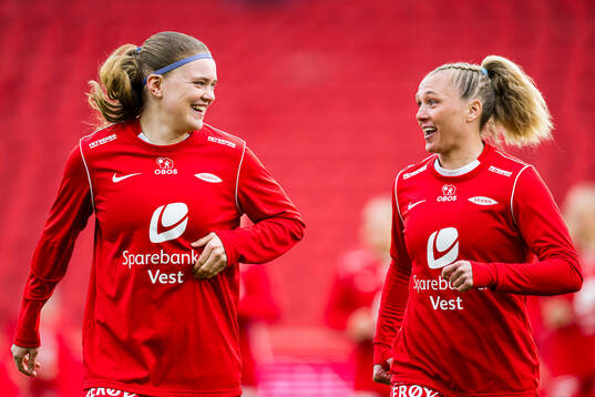 Signe Gaupset and Karoline Haugland of Brann warms up