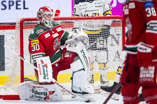 Modos målvakt Lassi Lehtinen depparunder ishockeymatchen i