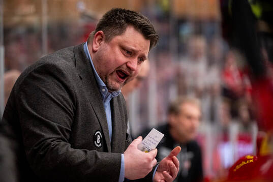 Modos tränare Mattias Karlin reagerar