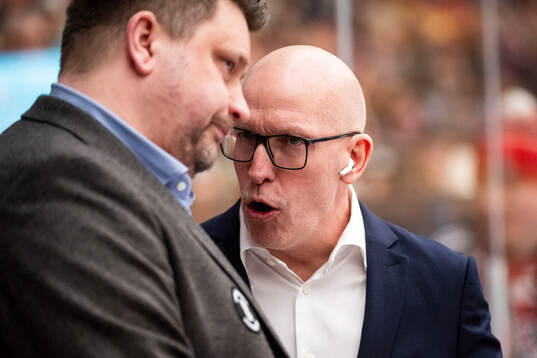 Modos  tränare Mattias Karlin och assisterande tränare