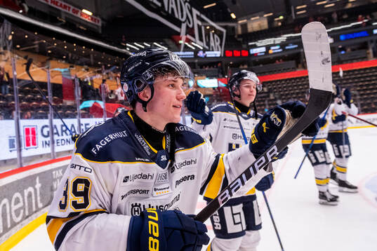 HV71s Jamiro Reber jublar