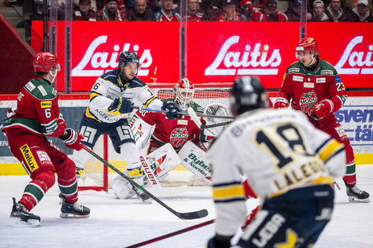 HV71s Tanner Kero och Modos målvakt Lassi Lehtinen