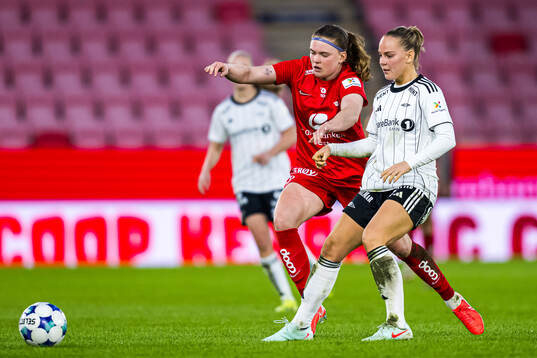 Signe Gaupset of Brann and Hanna Dahl of Rosenborg