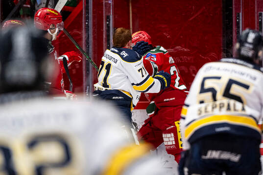HV71s William Ignberg Nilsson och Modos Tobias Winberg