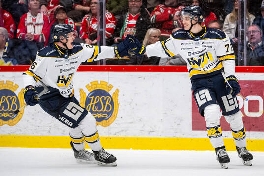HV71s Tommi Tikka och William Ignberg Nilsson jublar