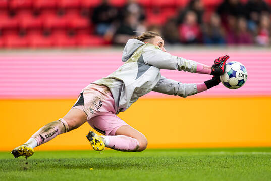 Rugile Maria Rulyte of Rosenborg warms up
