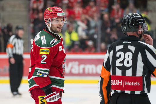 Modos David Rundblad och domare Mikael Holm