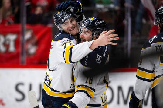 HV71s William Ignberg Nilsson och Joseph Laleggia jublar
