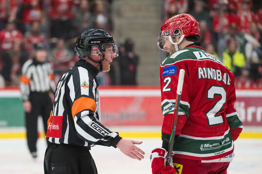 Domare Mikael Holm och Modos David Rundblad