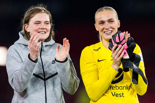 Signe Gaupset and goalkeeper Selma Panengstuen of Brann