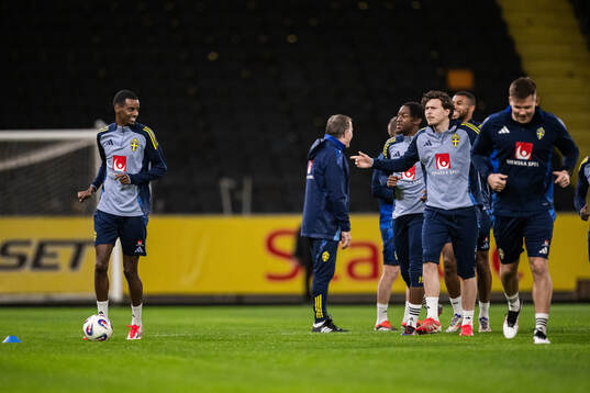 Alexander Isak and Victor Nilsson Lindelöf of the Swedish