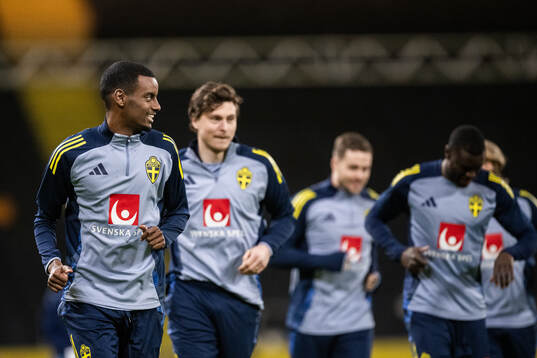 Alexander Isak and Victor Nilsson Lindelöf of the Swedish