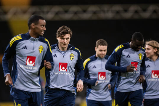 Alexander Isak and Victor Nilsson Lindelöf of the Swedish