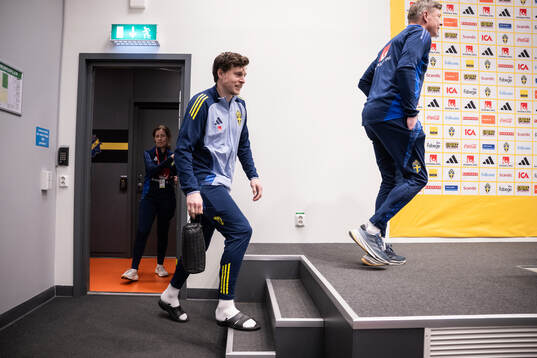 Victor Nilsson Lindelöf and Head coach Jon Dahl Tomasson